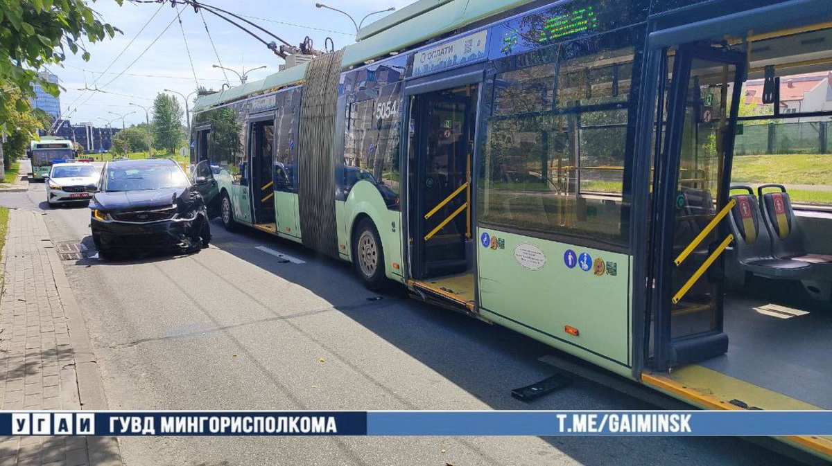 Легковушка влетела в троллейбус в Минске