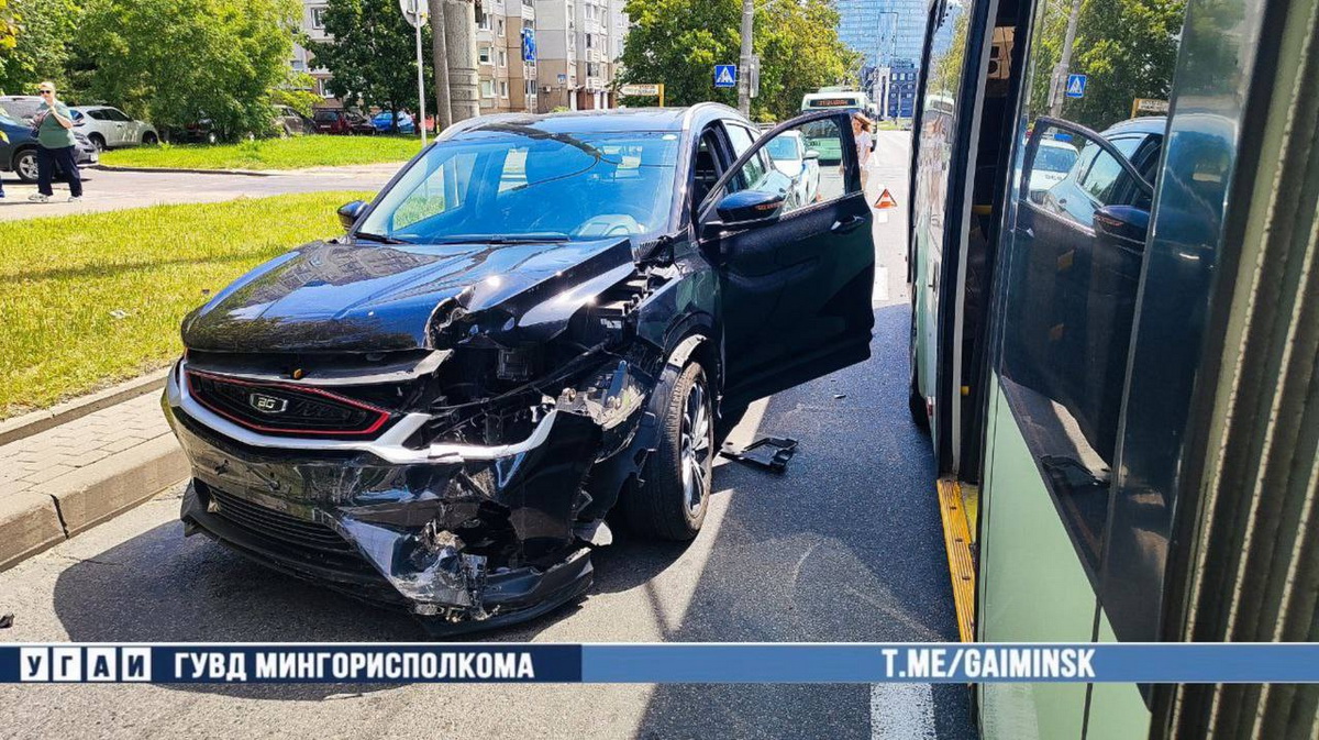 Легковушка влетела в троллейбус в Минске