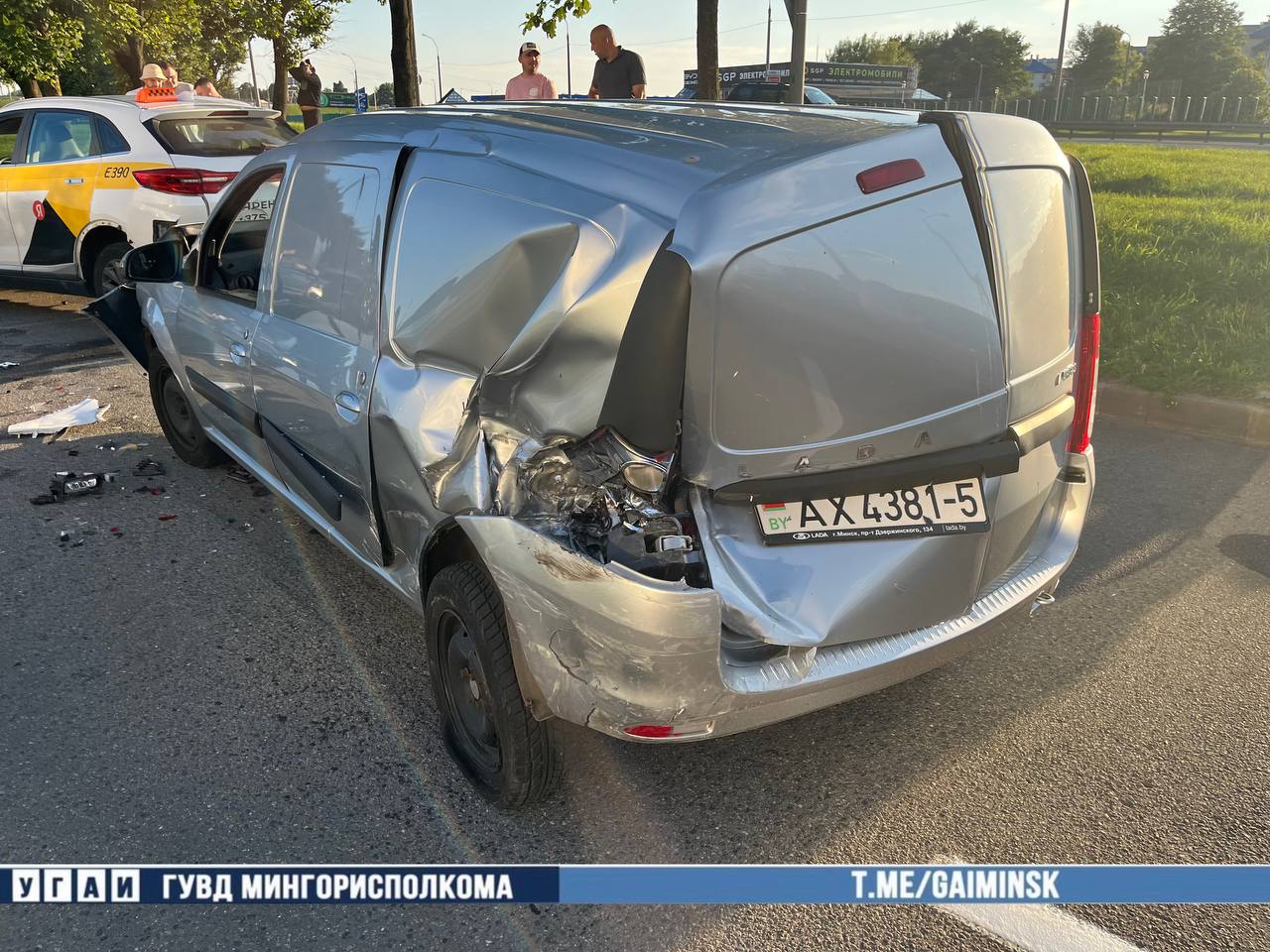 Водитель каршерингового авто повредил 4 машины и перевернулся