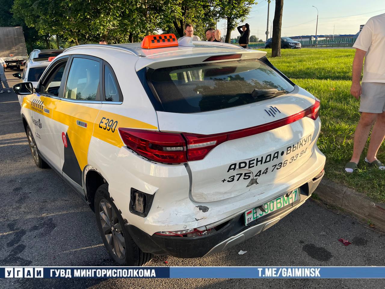 Водитель каршерингового авто повредил 4 машины и перевернулся