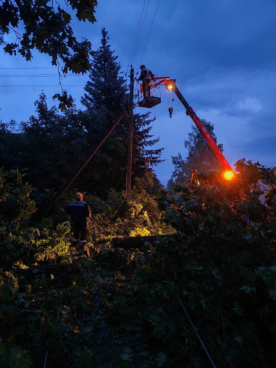 Энергетики продолжают восстанавливать энергоснабжение 167 населенных пунктов