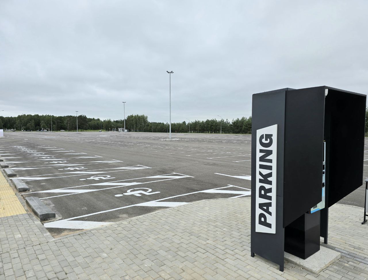 Минский аэропорт открыл автостоянку после ремонта