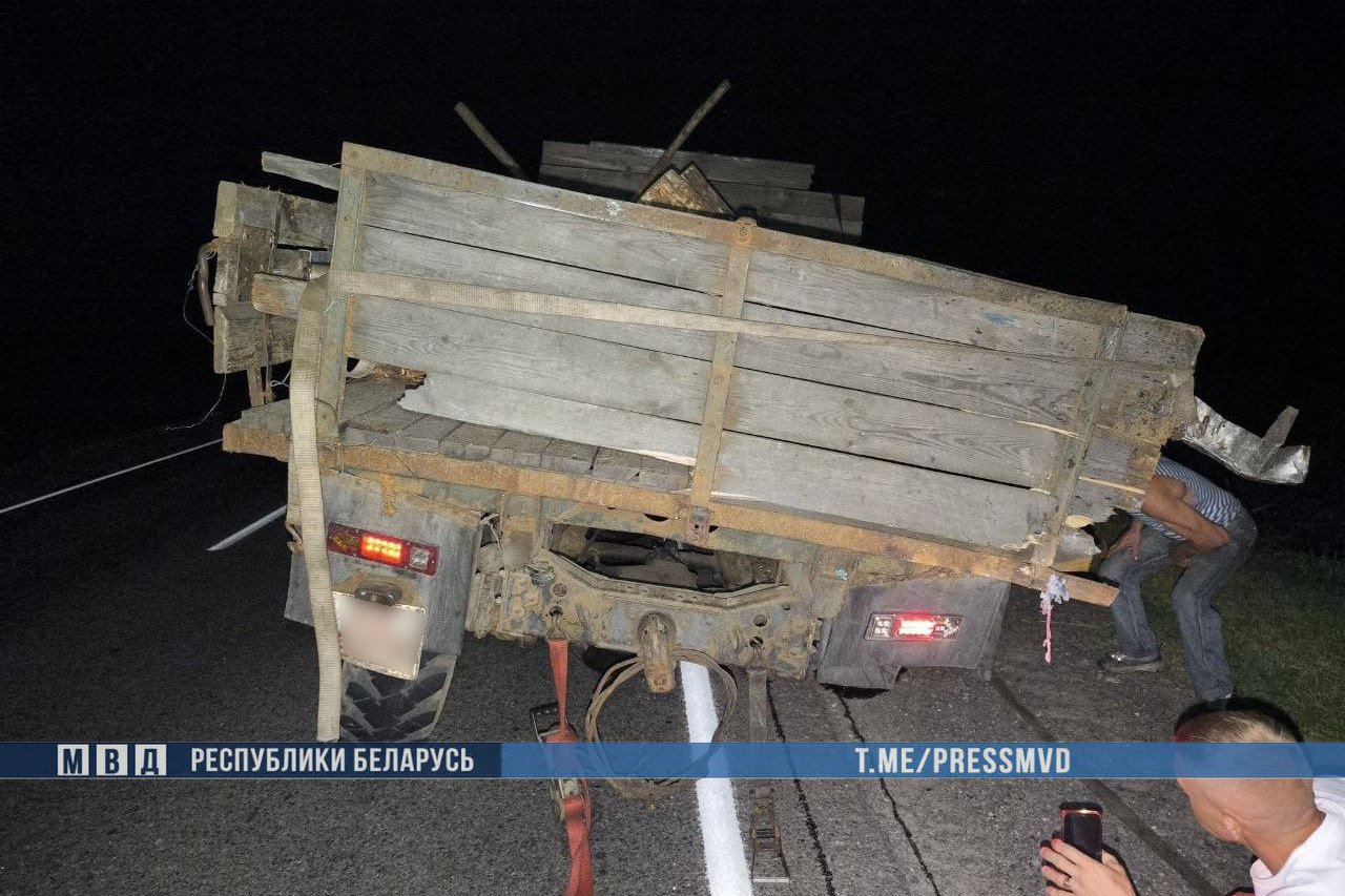 BMW влетел в грузовик в Житковичском районе. Двое погибших