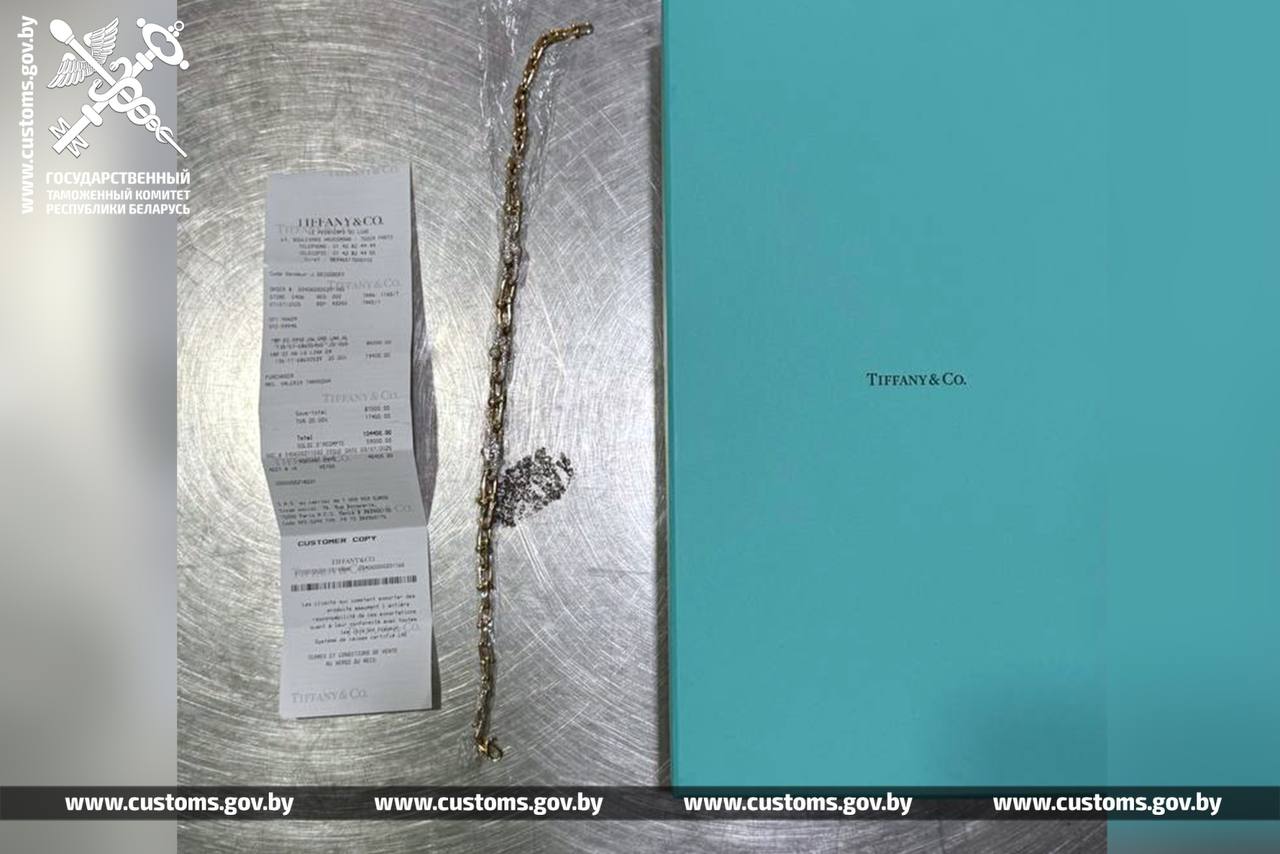 Россиянка прилетела из ОАЭ в Минск с украшениями и одеждой на почти 500 тысяч рублей