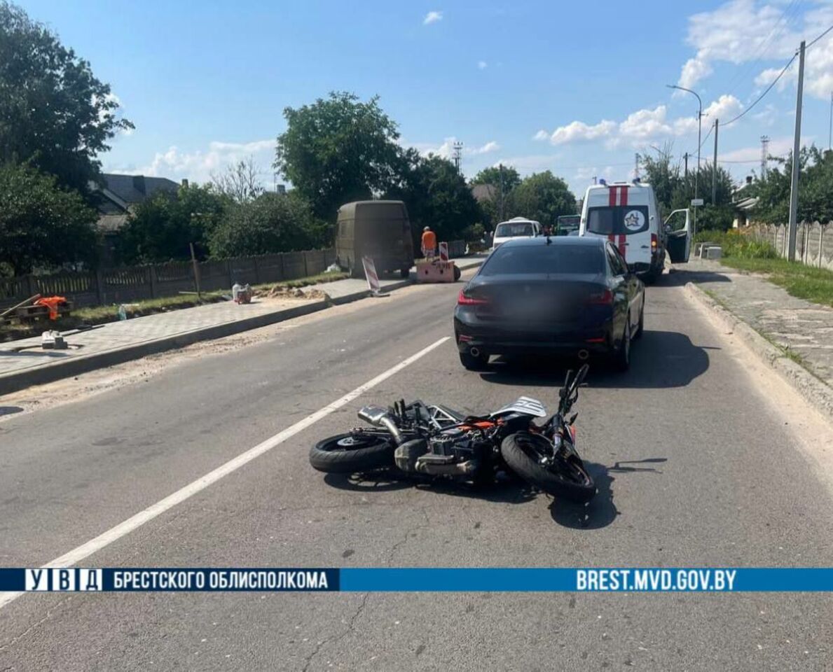 Микроавтобус с отказавшими тормозами сбил пешехода на тротуаре в Бресте