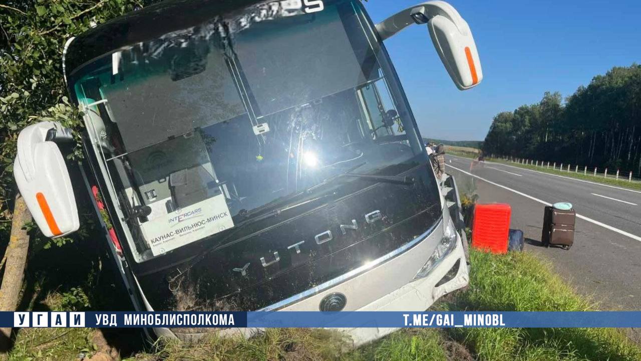 Автобус "Вильнюс-Минск" съехал в кювет в Воложинском районе