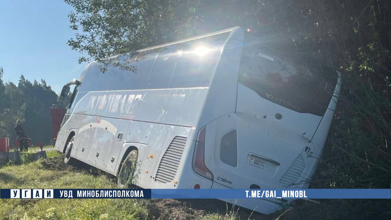 Автобус "Вильнюс-Минск" съехал в кювет в Воложинском районе