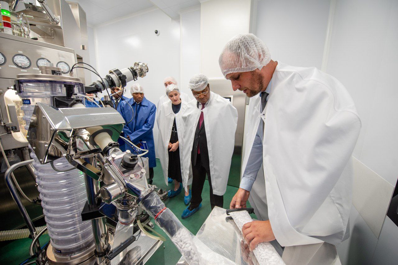 Премьеру Танзании показали "Белмедпрепараты" и МТЗ