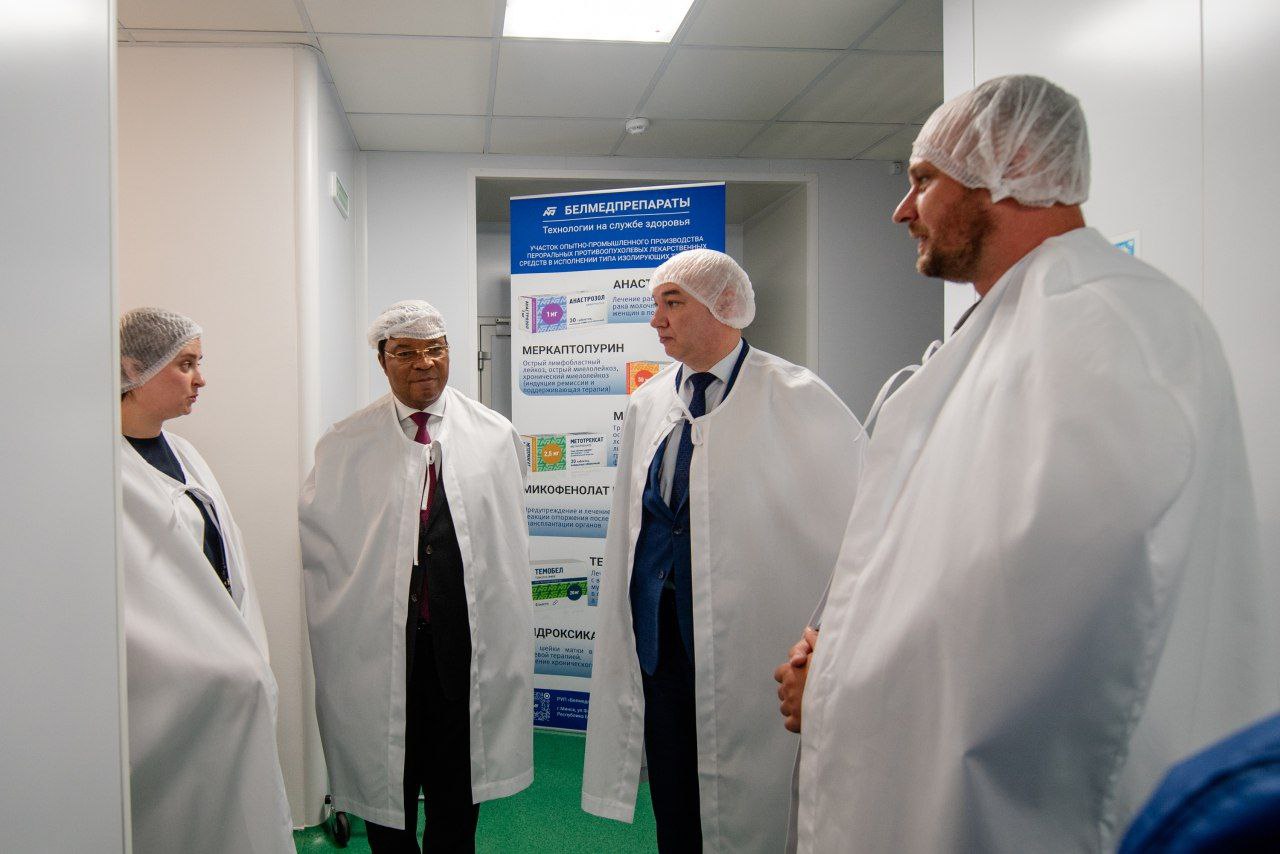 Премьеру Танзании показали "Белмедпрепараты" и МТЗ