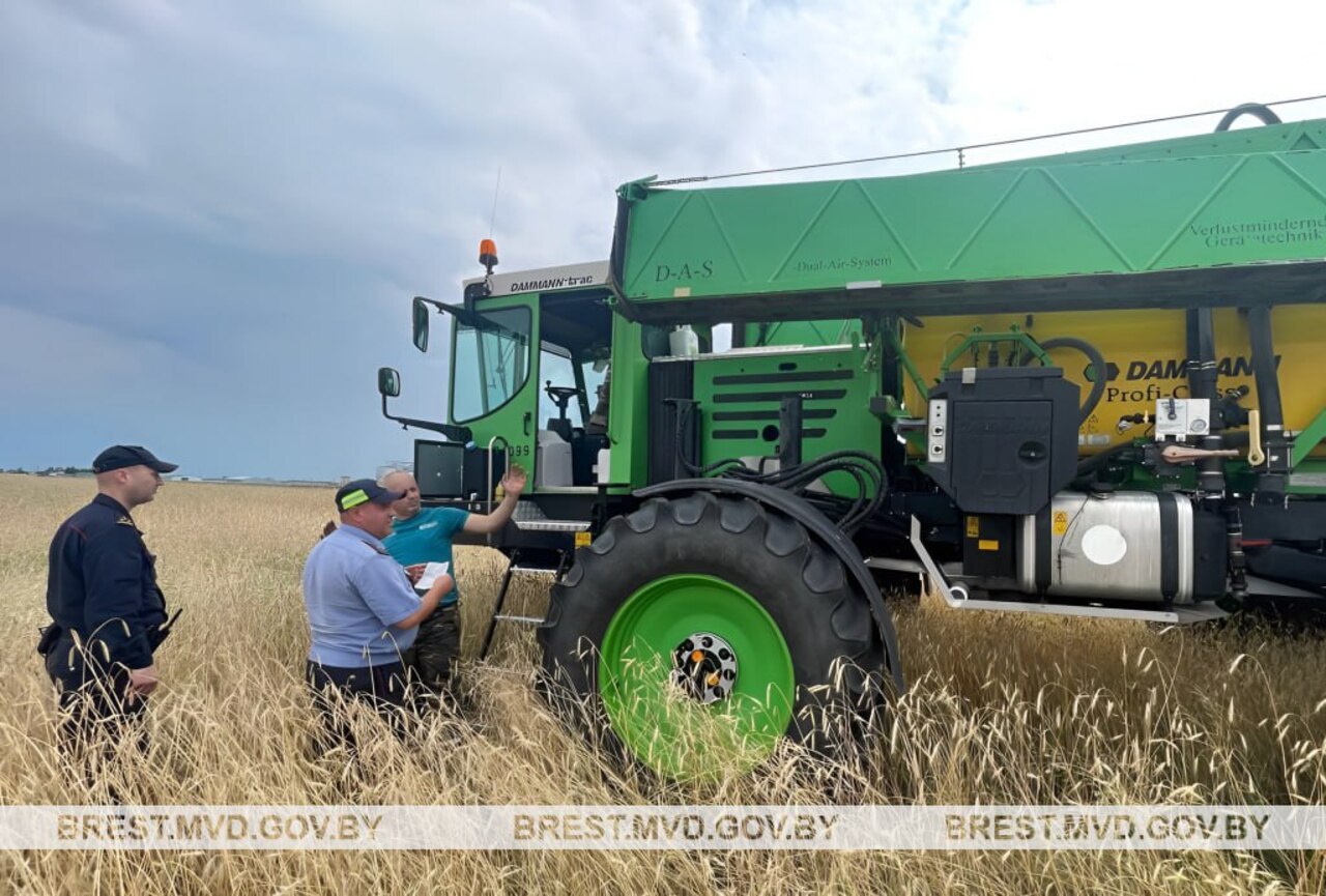 Один работает - двое контролируют. Милиция "помогает" крестьянам в жатве