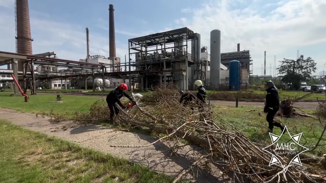 Спустя неделю после бури на "Могилевхимволокне" все еще устраняют последствия