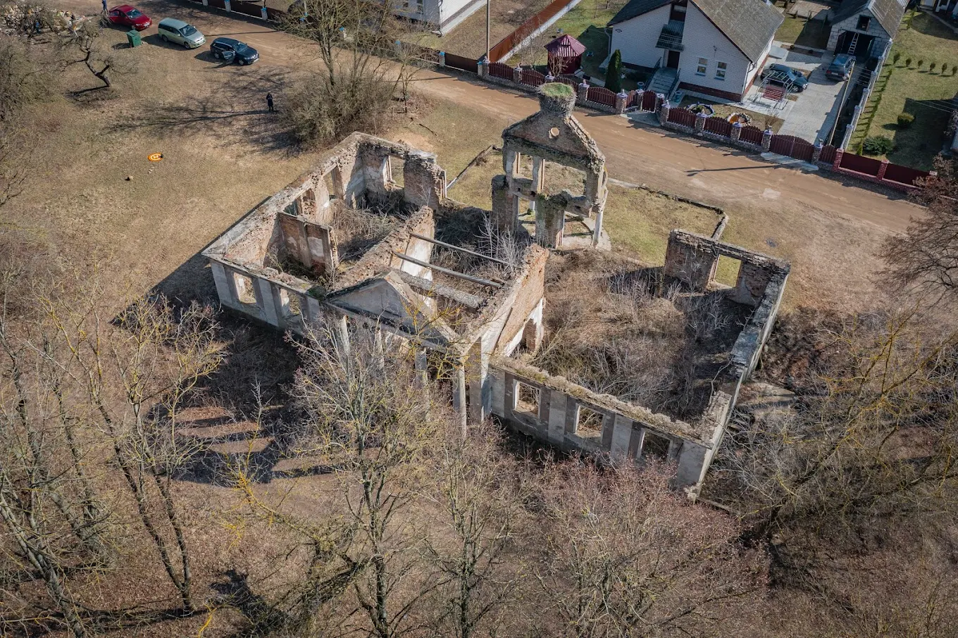 У вёсцы Дзікушкі Лідскага раёна абрынуліся часткі сядзібы Грабоўскіх
