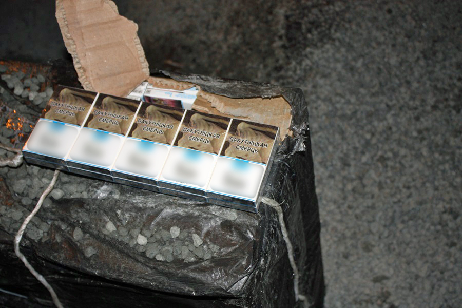 Польские пограничники нашли беларусские сигареты в вагоне со щебнем