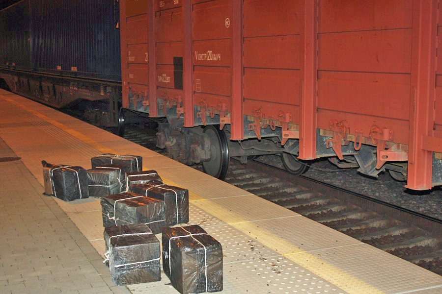 Польские пограничники нашли беларусские сигареты в вагоне со щебнем