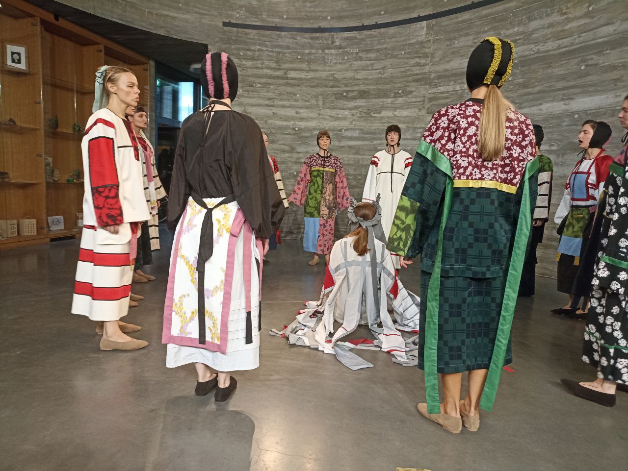 Варкшопы, перформанс і прэзентацыя калекцыі «Рунь»: у Варшаве прайшла рэзідэнцыя мастачкі і этнографкі Машы Мароз