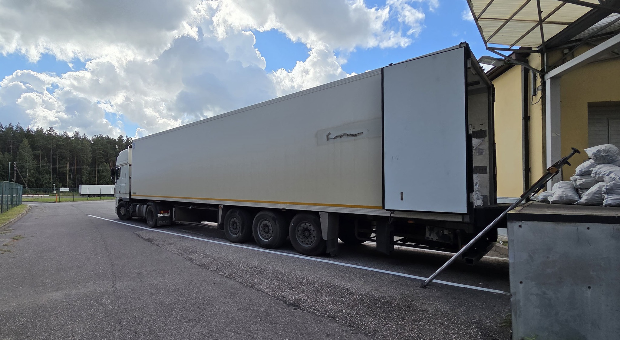 Сигареты на 2,4 млн евро везли в Литву под видом огурцов