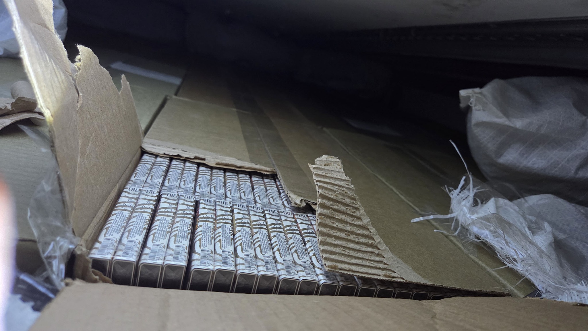 Сигареты на 2,4 млн евро везли в Литву под видом огурцов