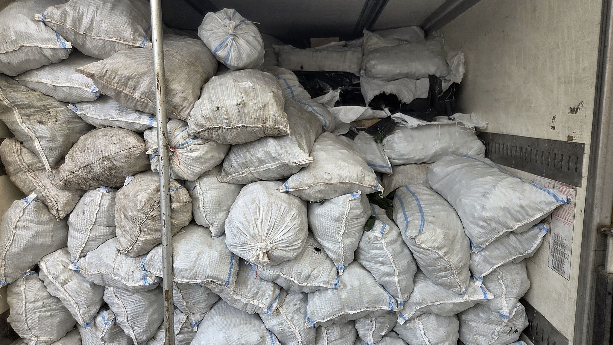 Сигареты на 2,4 млн евро везли в Литву под видом огурцов