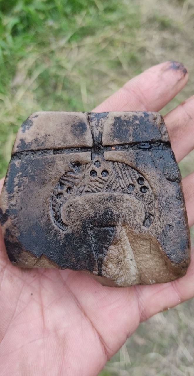 На раскопках гарадзішча на Менцы знайшлі ліцейную форму для ўпрыгожанняў - фотафакт