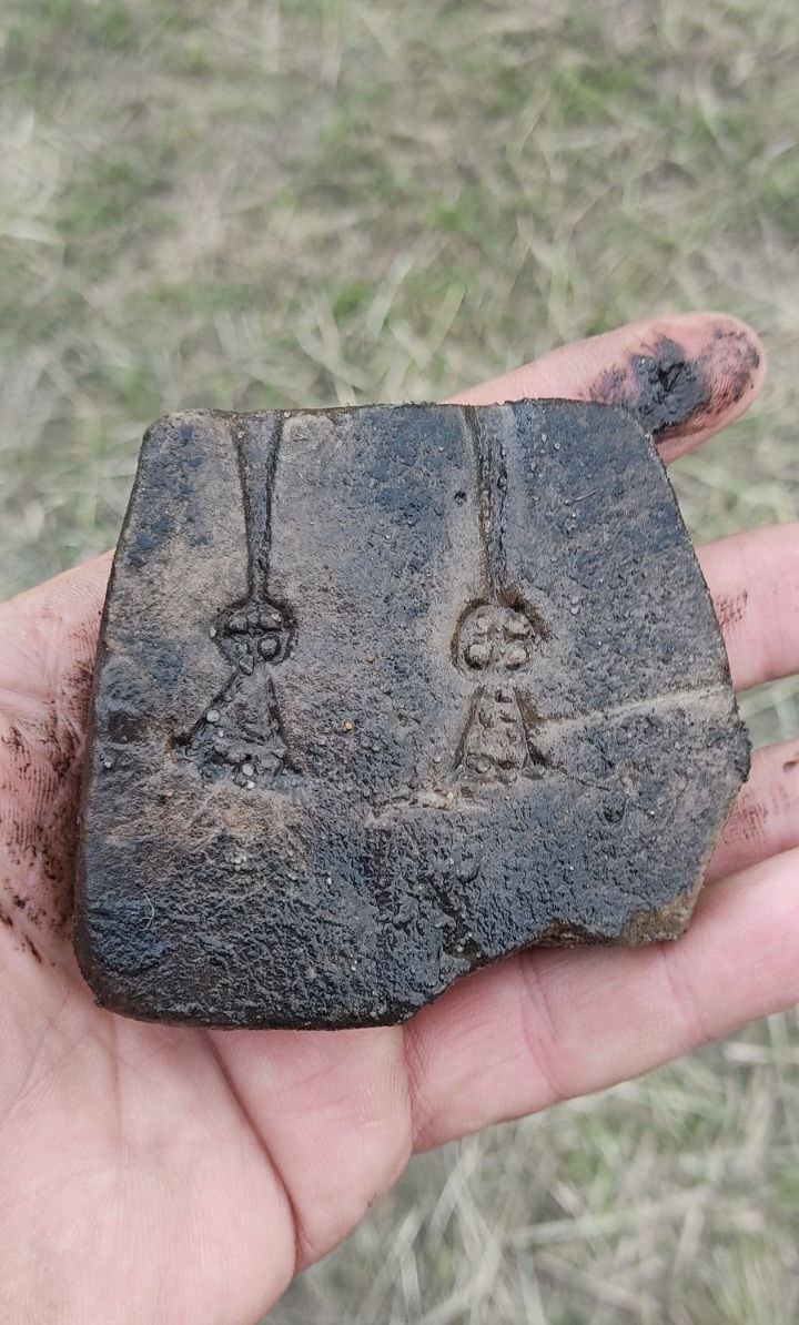 На раскопках гарадзішча на Менцы знайшлі ліцейную форму для ўпрыгожанняў - фотафакт