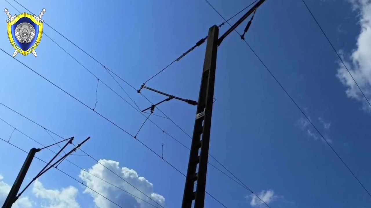 Подросток залез на столб ЛЭП и получил удар током в Пуховичском районе
