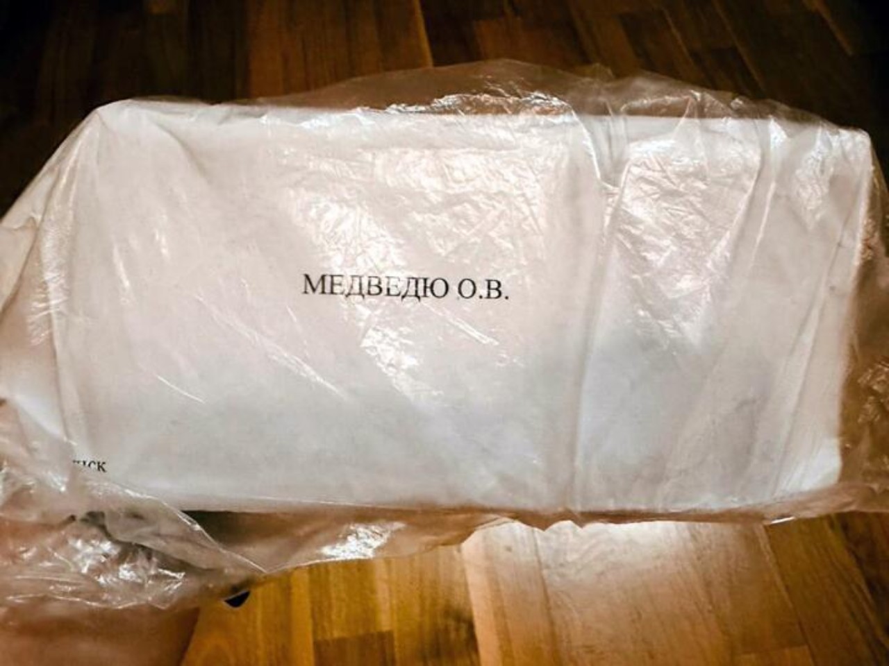 Медведь с конверта для Тихановской работал в КГБ и имеет паспорт прикрытия