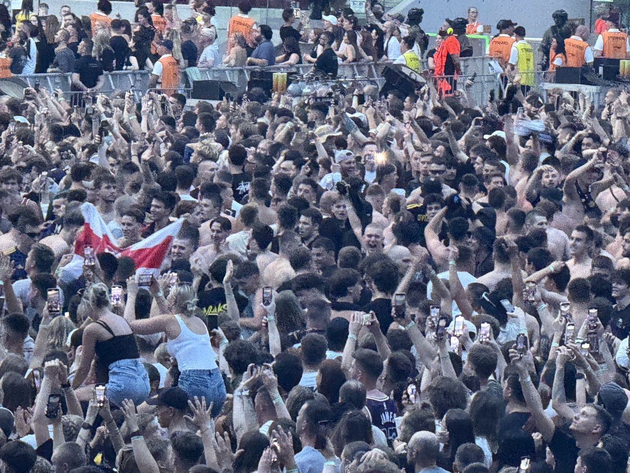 Нягледзячы на двухгадзінную затрымку, шоу Макса Каржа адбылося — фота
