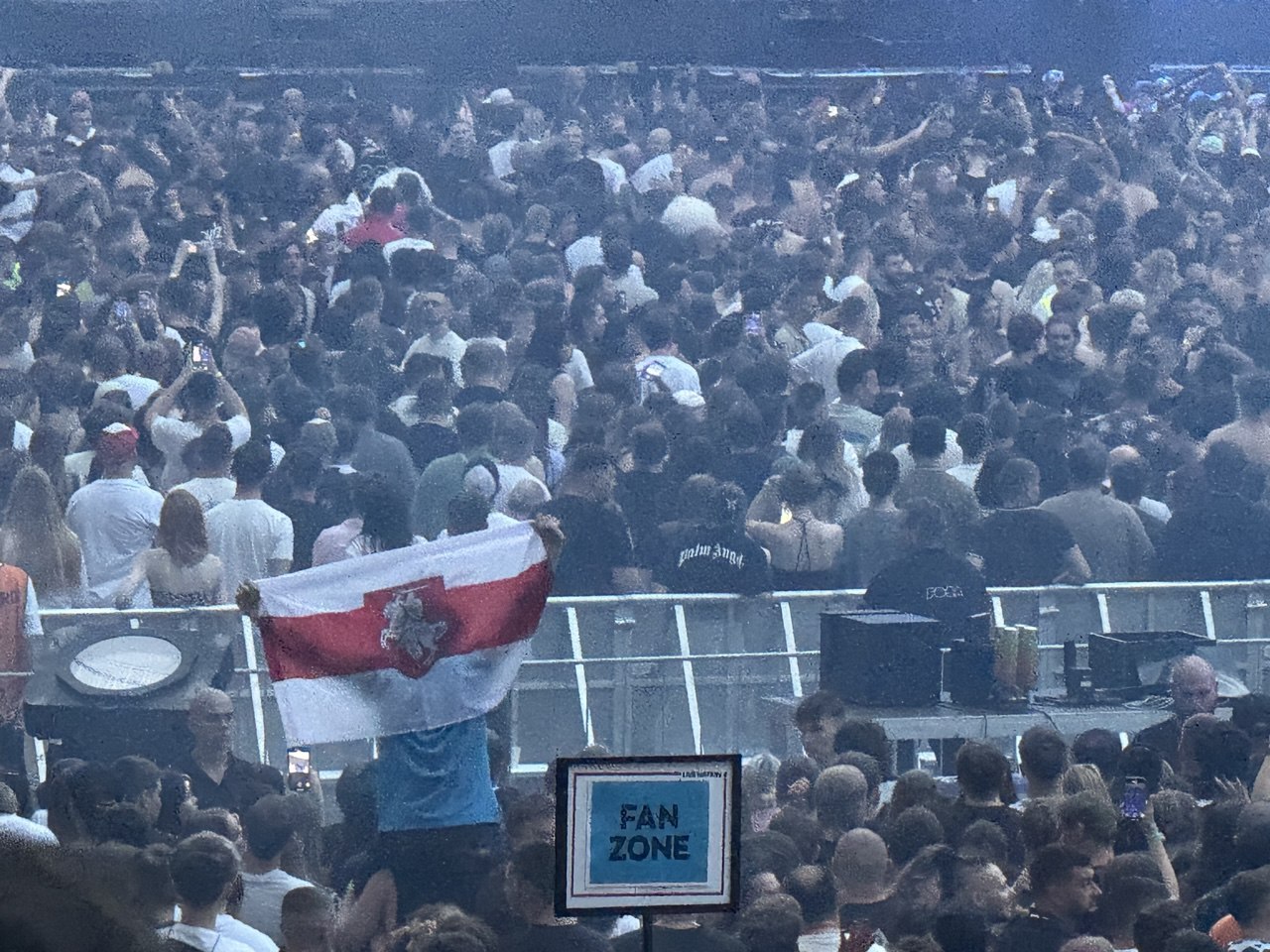 Нягледзячы на двухгадзінную затрымку, шоу Макса Каржа адбылося — фота