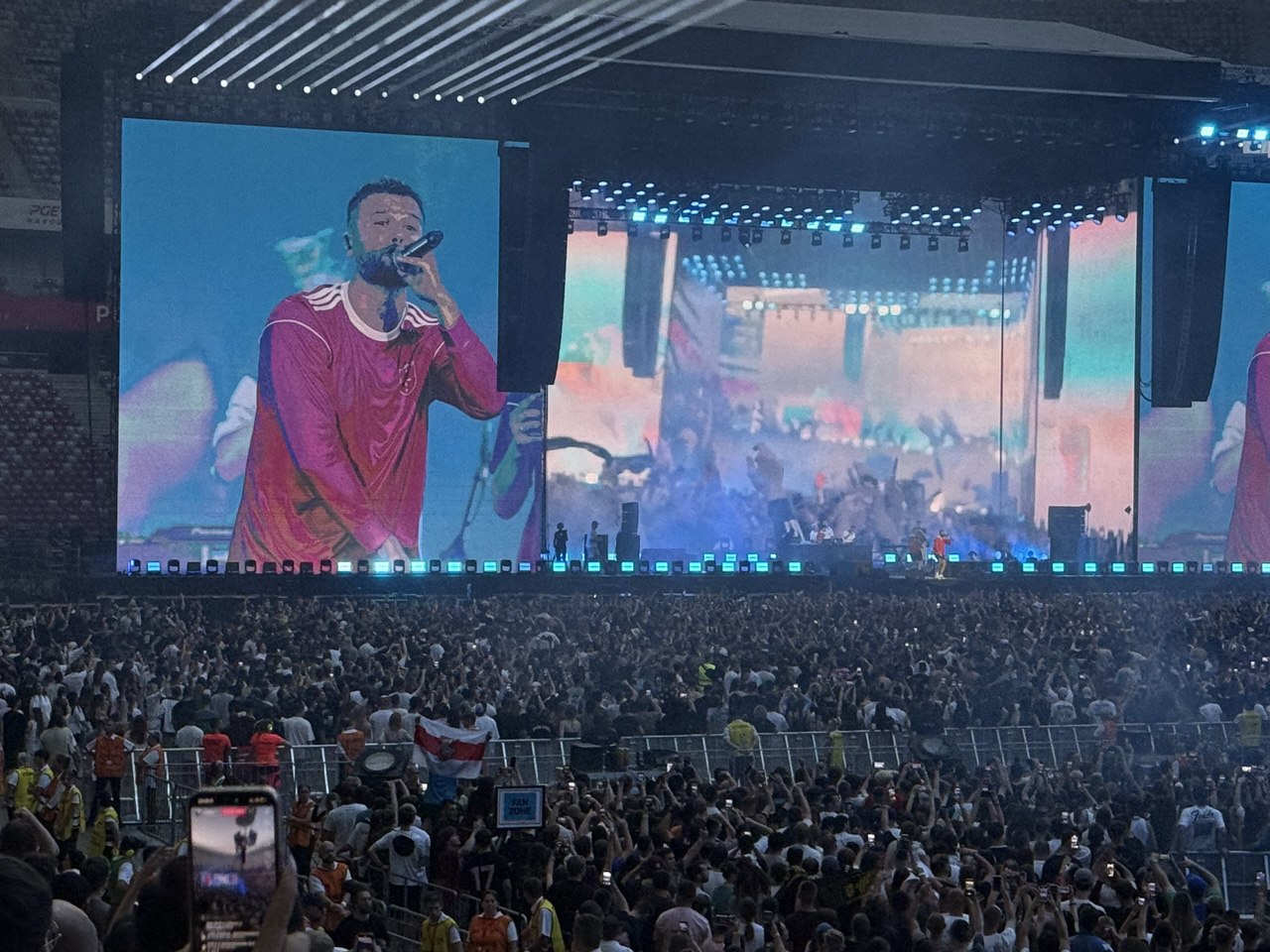 Нягледзячы на двухгадзінную затрымку, шоу Макса Каржа адбылося — фота