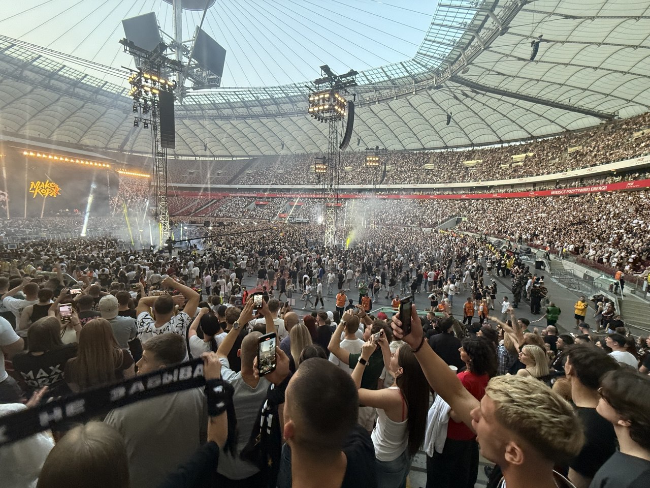 Нягледзячы на двухгадзінную затрымку, шоу Макса Каржа адбылося — фота