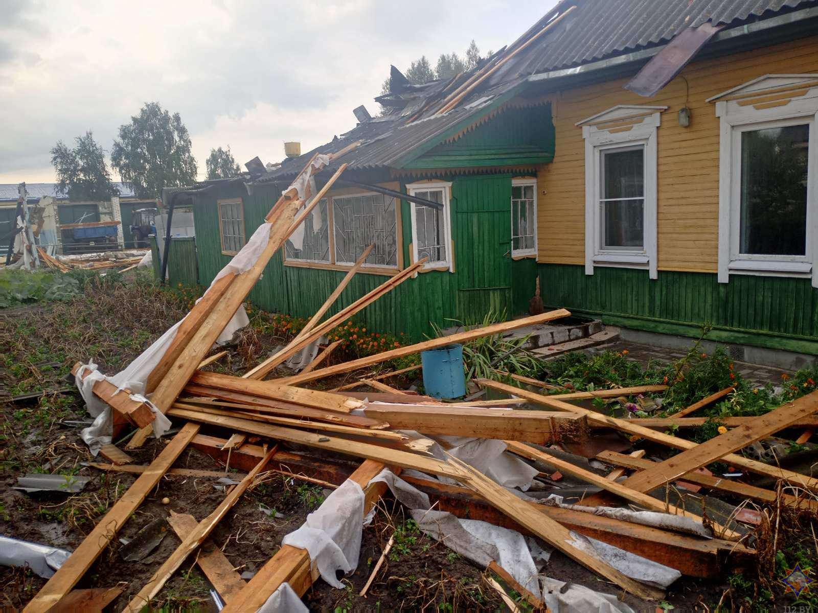 Сильный ветер повредил кровли 12 зданий в Глуске и Кировске