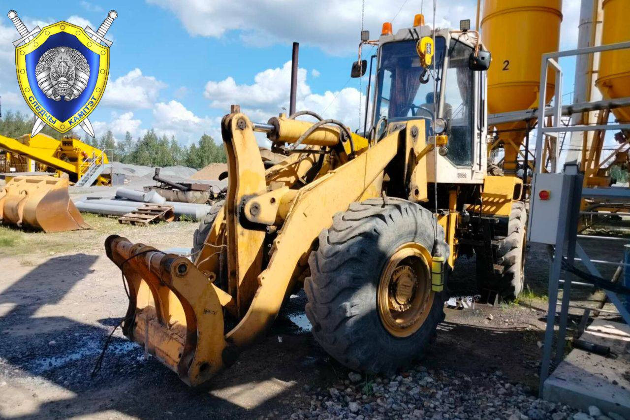 Стрела погрузчика упала на водителя в Лепельском районе