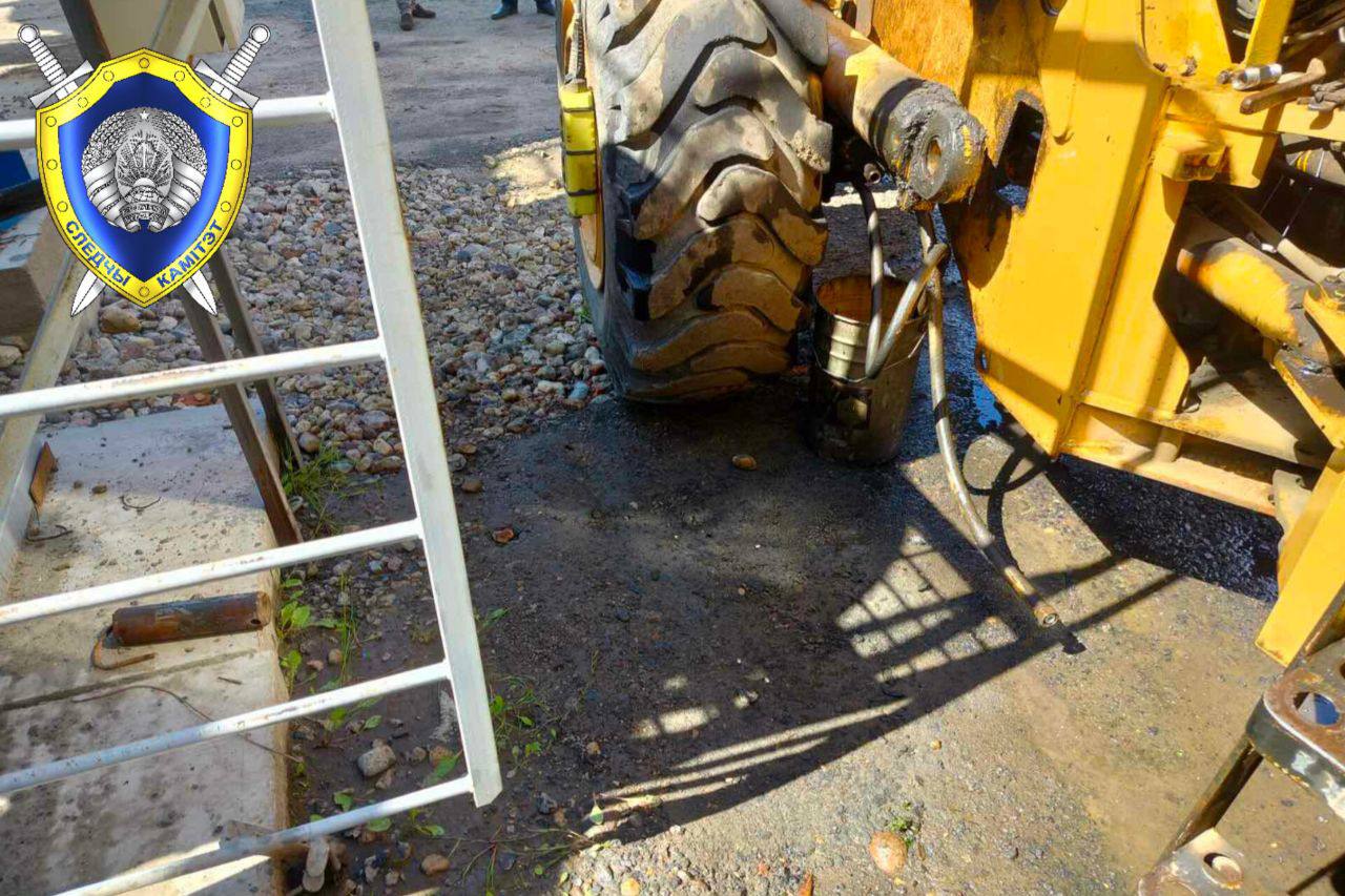 Стрела погрузчика упала на водителя в Лепельском районе