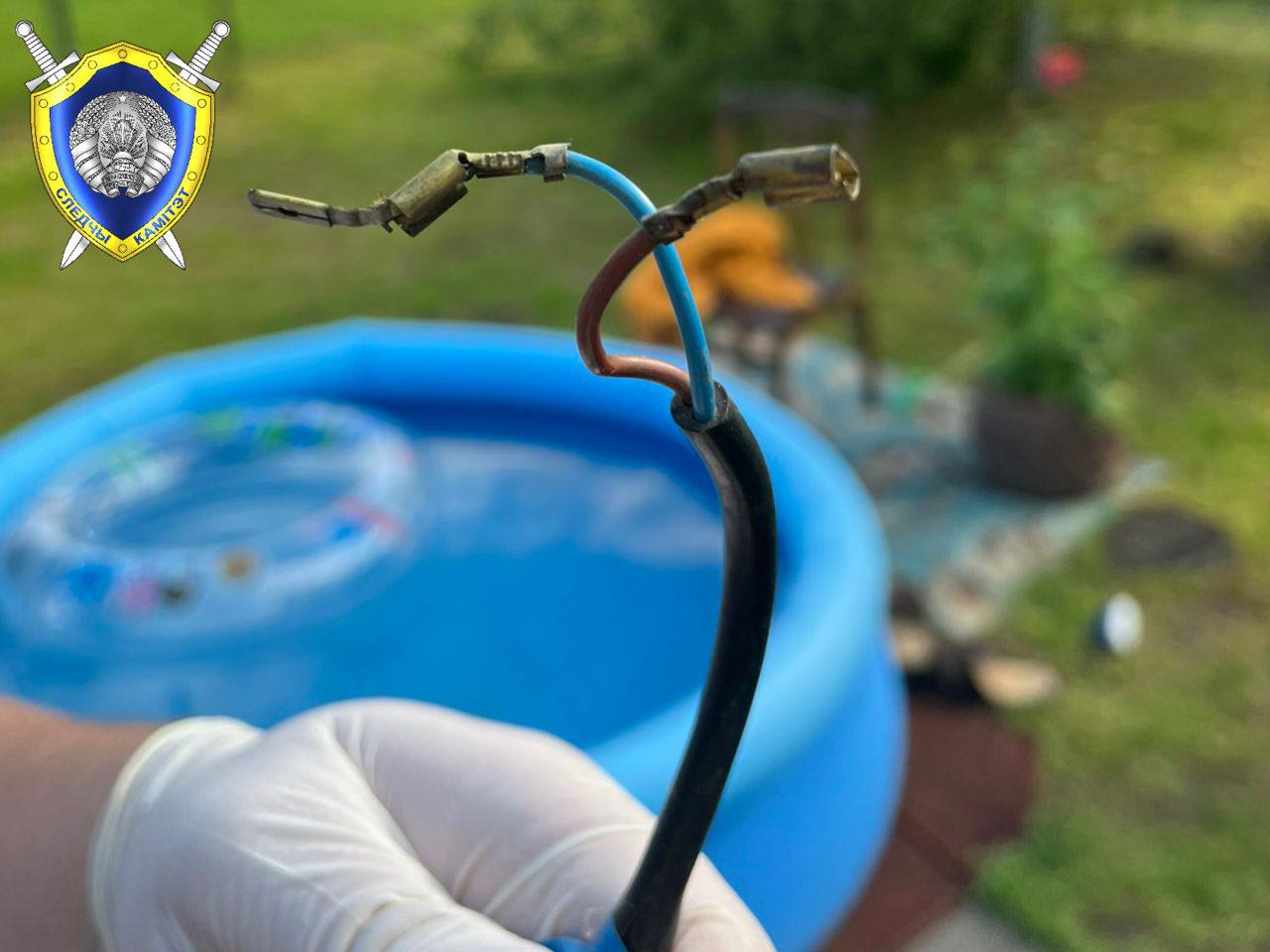 Женщина погибла от удара током, надувая бассейн в Миорском районе