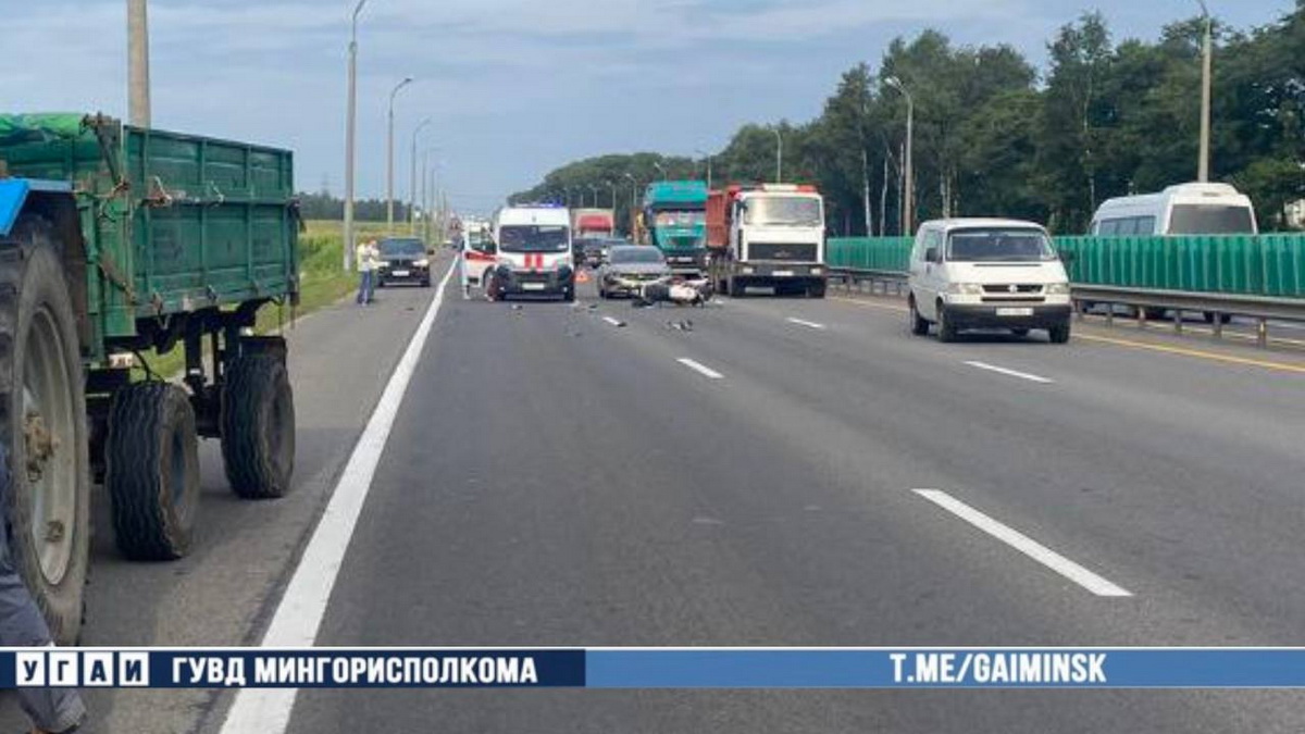 Мотоцикл столкнулся в трактором на МКАД