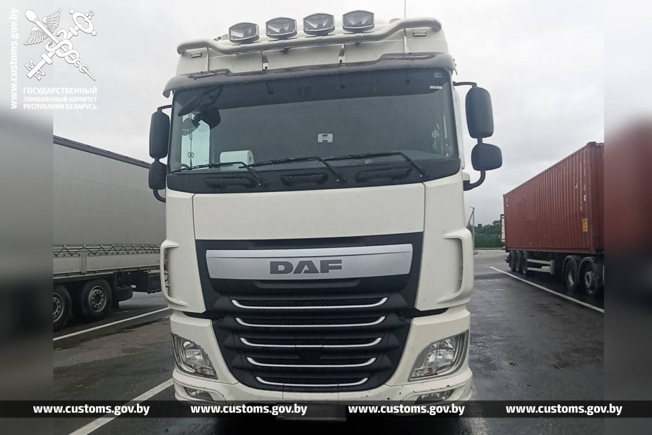 Беларусская таможня не пропустила пять тягачей и микроавтобус