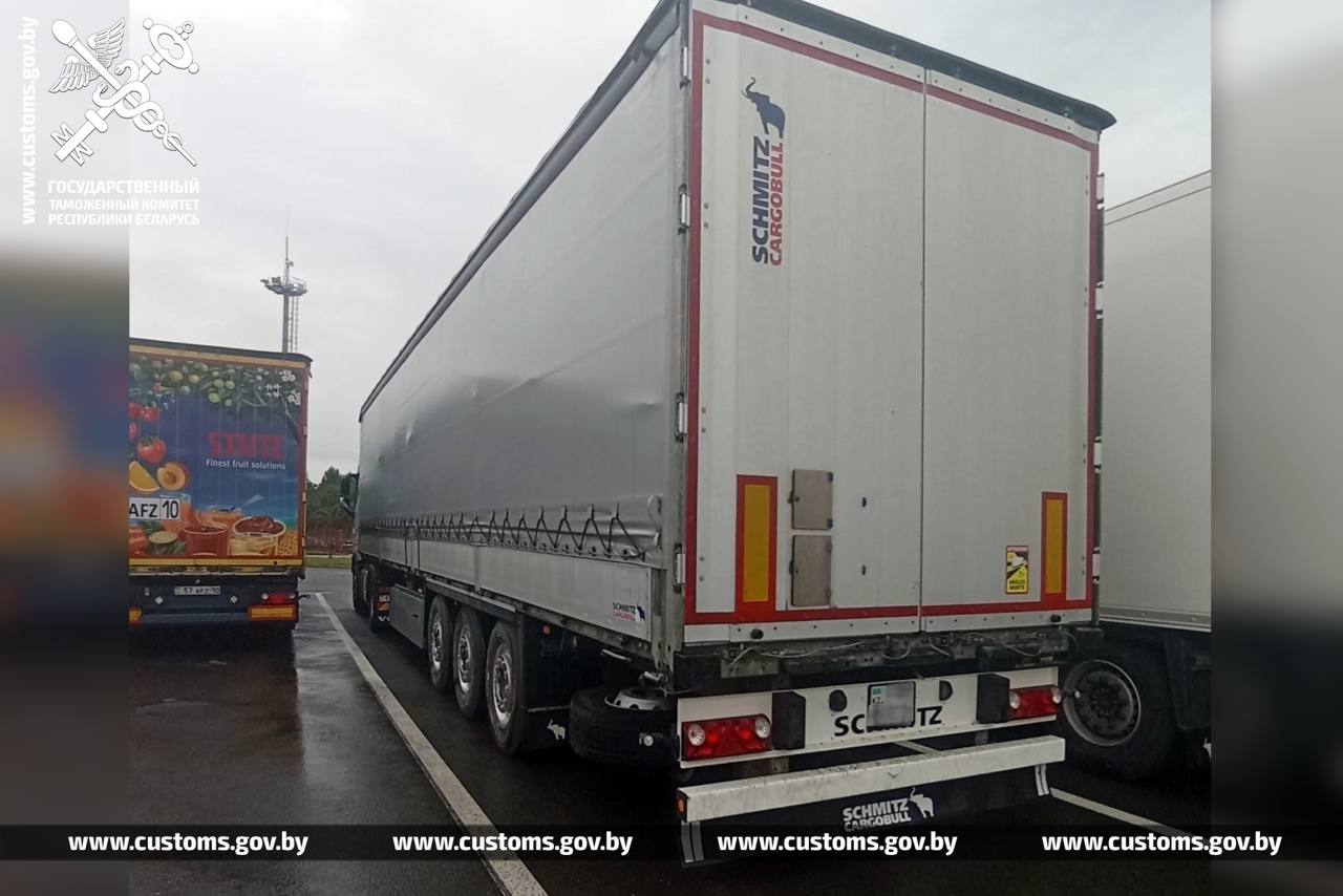 Беларусская таможня не пропустила пять тягачей и микроавтобус