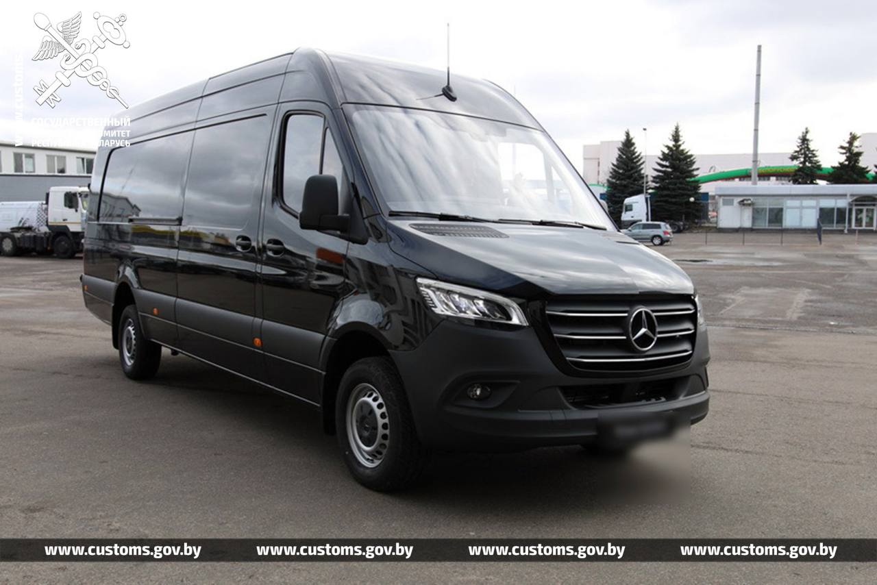 Беларусская таможня не пропустила пять тягачей и микроавтобус