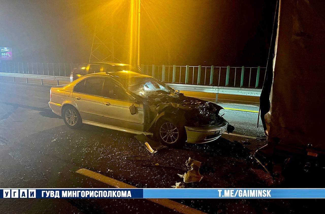 BMW и Renault с прицепом столкнулись на МКАД. Есть пострадавший