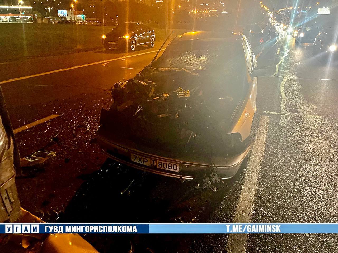 BMW и Renault с прицепом столкнулись на МКАД. Есть пострадавший