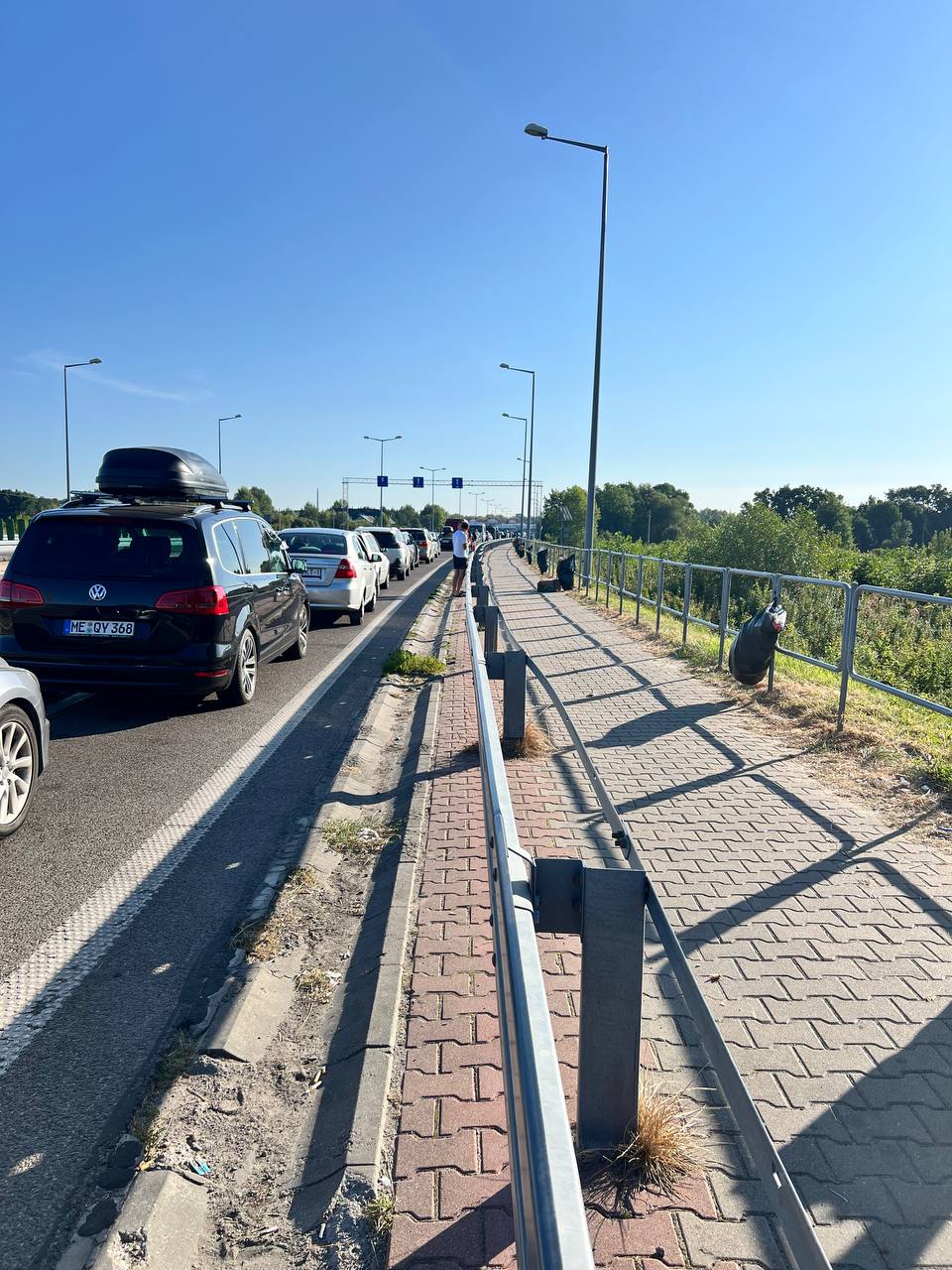 Уже 3570. Очередь легковых автомобилей на польской границе растет