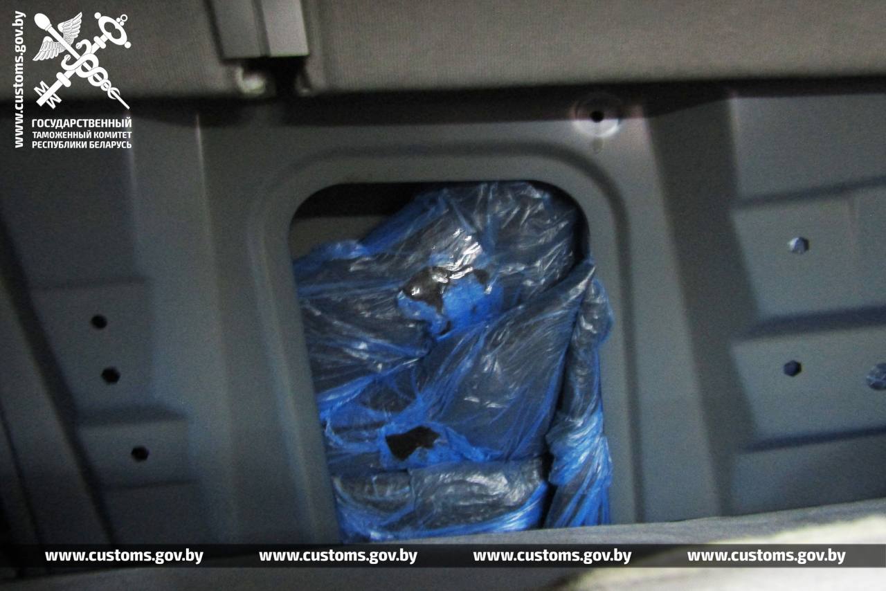 Беларус пытался спрятать от таможни автозапчасти и видеокарты