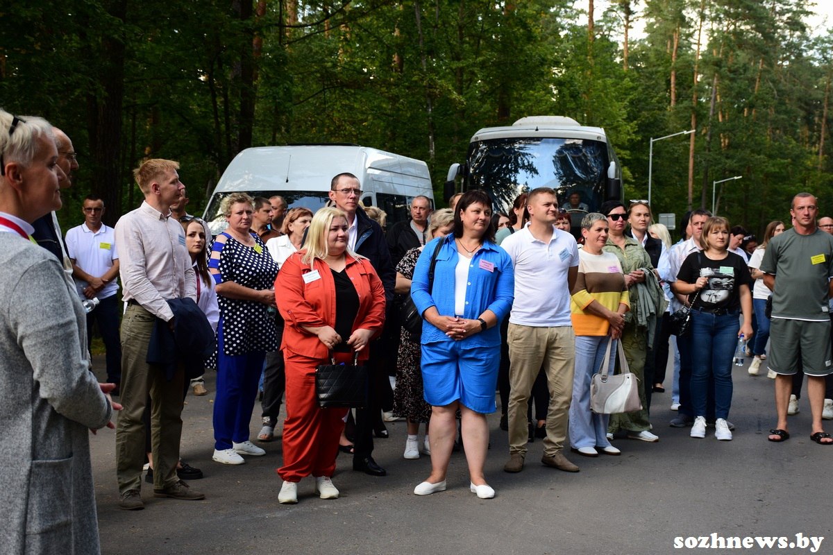 Осеменаторы со всей Беларуси прибыли в Гомель на конкурс мастерства. Начали с Партизанской кринички