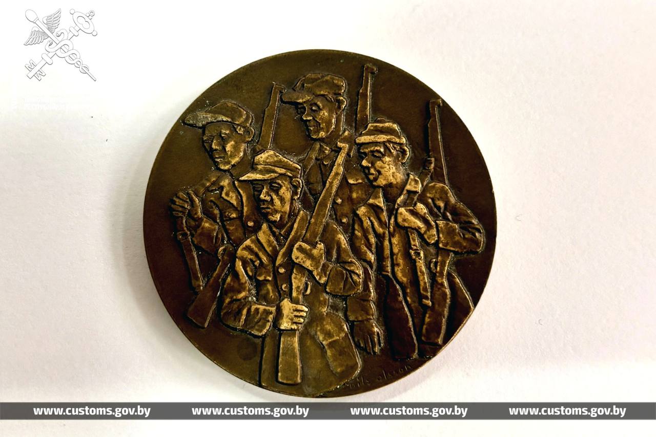 Витебская таможня передала в музей артефакты, изъятые у украинца