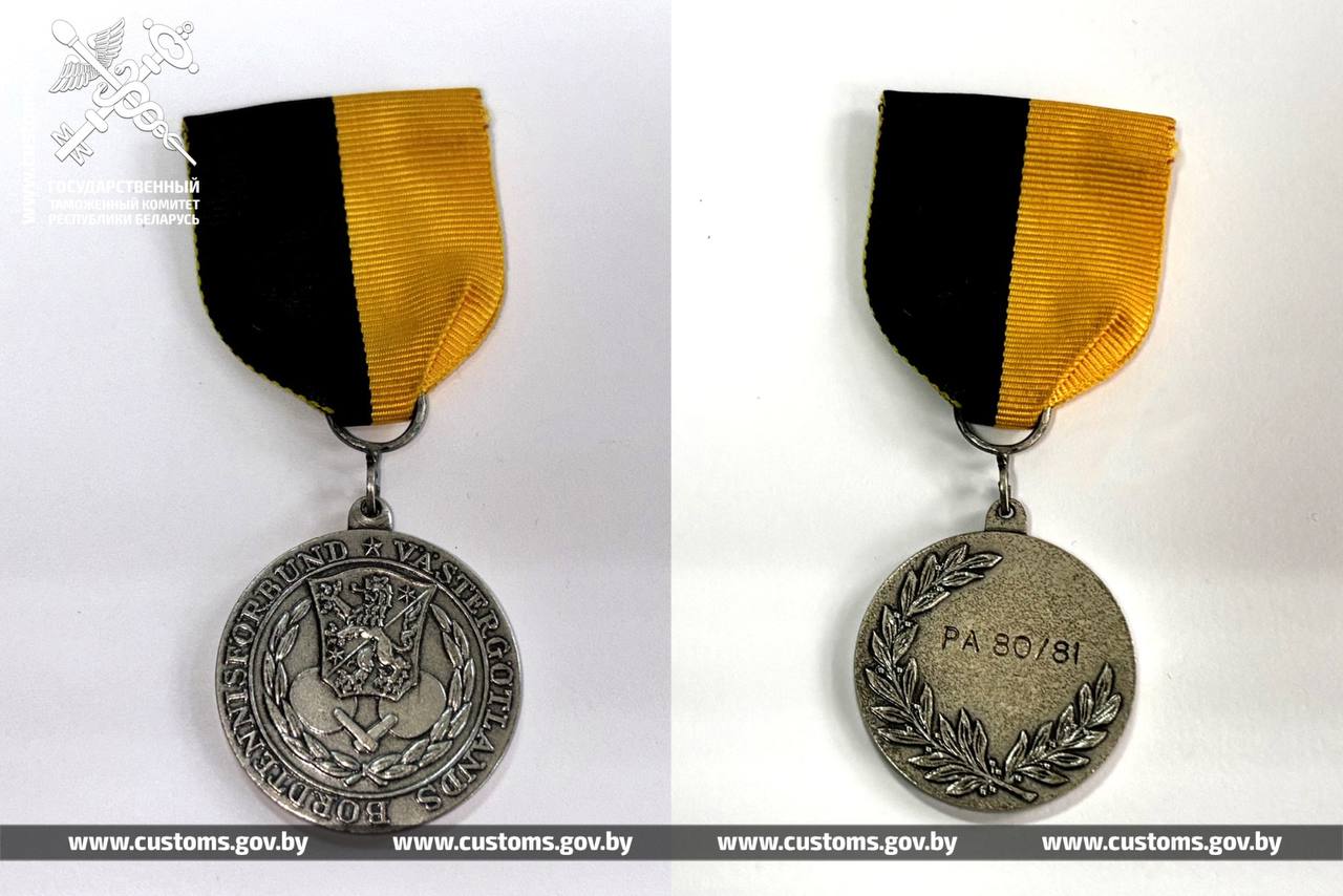 Витебская таможня передала в музей артефакты, изъятые у украинца