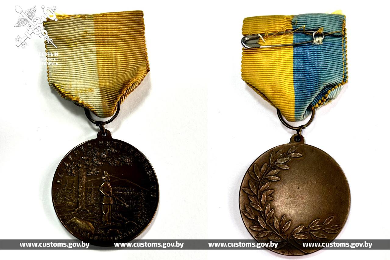 Витебская таможня передала в музей артефакты, изъятые у украинца