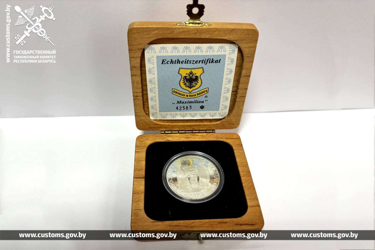 Витебская таможня передала в музей артефакты, изъятые у украинца