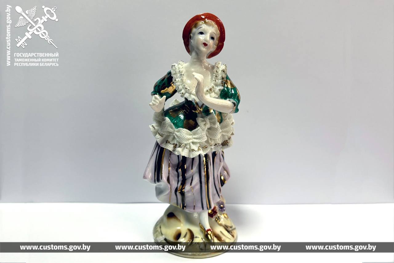 Витебская таможня передала в музей артефакты, изъятые у украинца