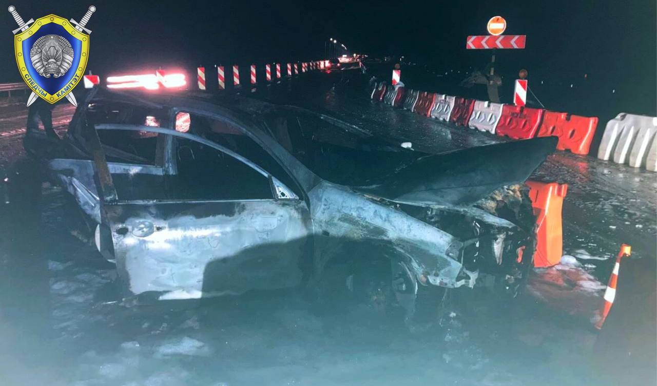 BMW влетел в Nissan на трассе М1 под Столбцами. Пострадали два человека