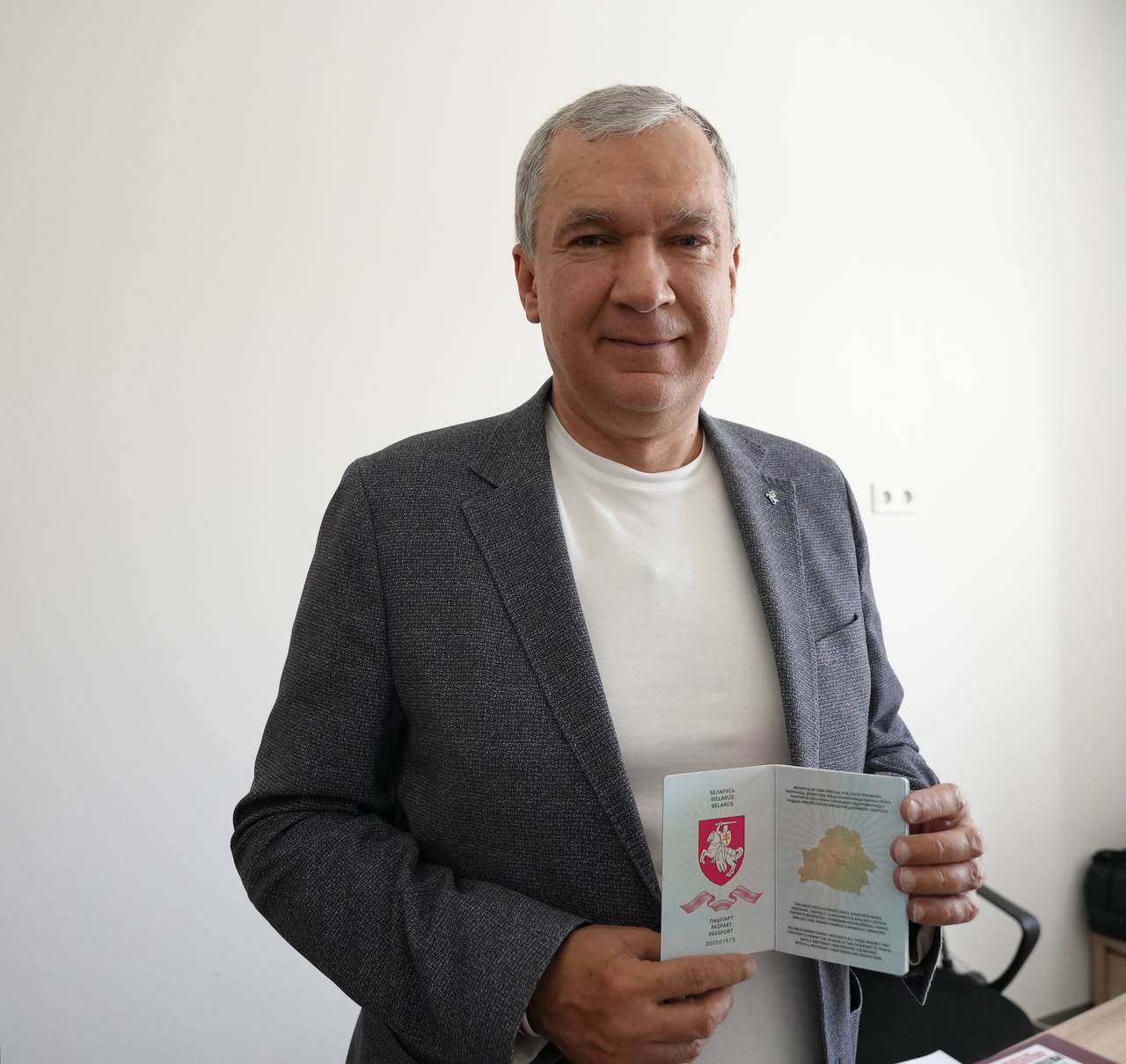 Павел Латушко получил паспорт Новой Беларуси